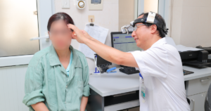 Người phụ nữ nghe kém suốt 2 năm, nguy cơ điếc nặng, bác sĩ phát hiện bị xốp xơ tai