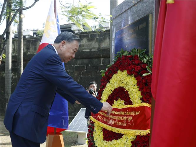 Tổng Bí thư, Chủ tịch nước Tô Lâm dâng hoa tại Tượng đài Chủ tịch Hồ Chí Minh ở Philippines- Ảnh 2.