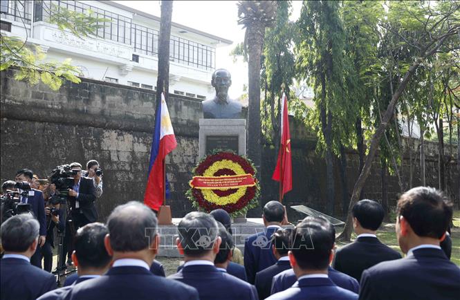 Tổng Bí thư, Chủ tịch nước Tô Lâm dâng hoa tại Tượng đài Chủ tịch Hồ Chí Minh ở Philippines- Ảnh 4.