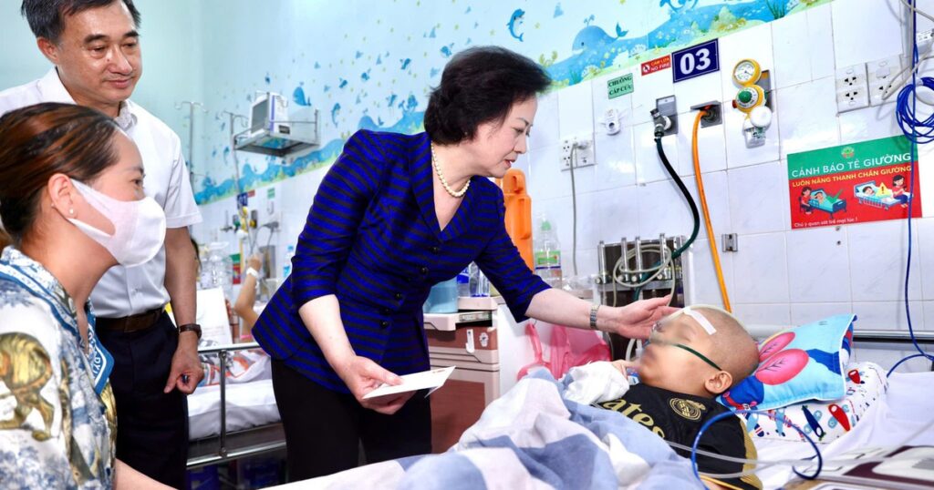 Phó Thủ tướng Phạm Thị Thanh Trà xúc động khi đến thăm các bệnh nhi tại giường bệnh