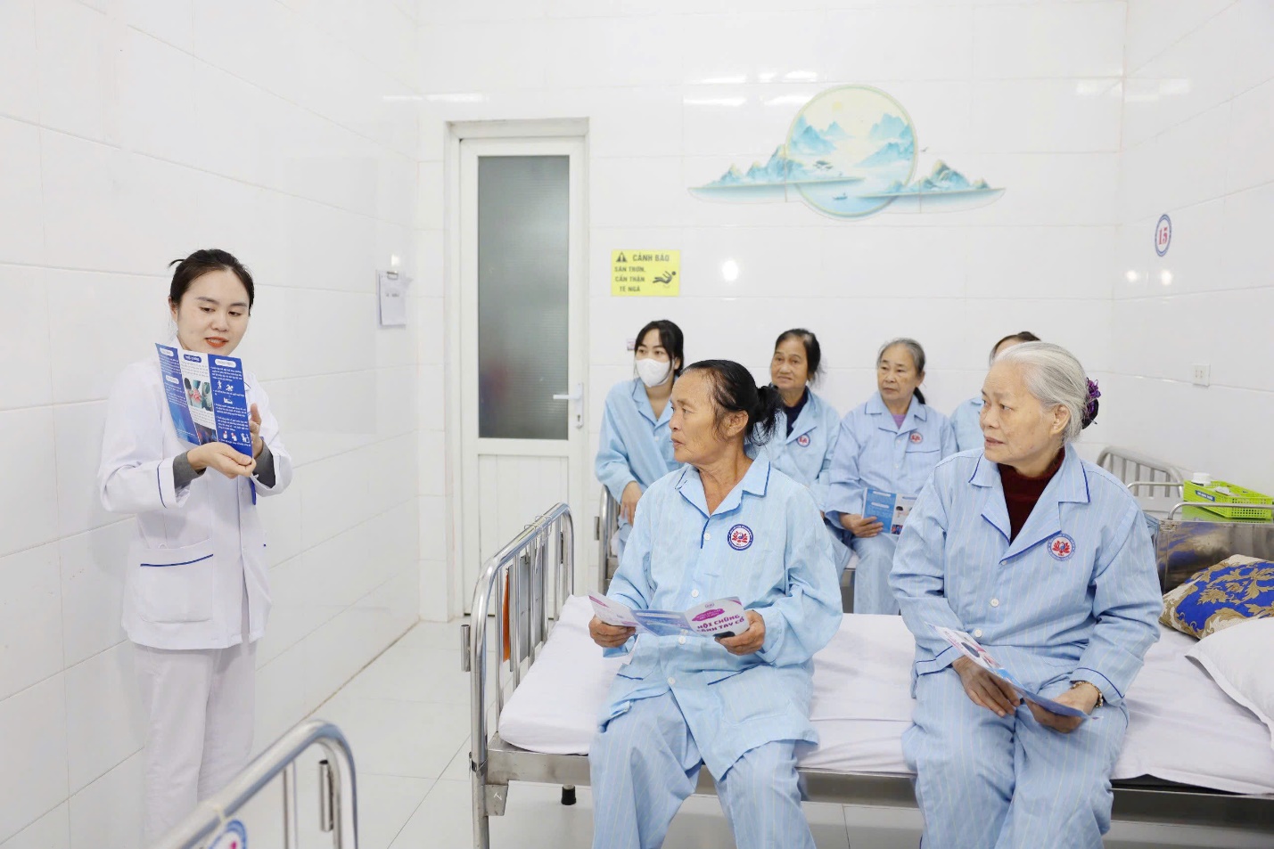 photo-1778473045946-17784730463021335352515 Điều dưỡng Bệnh viện YHCT Nghệ An: Những ‘mắt xích’ thầm lặng giữ lửa nghề- Ảnh 4.