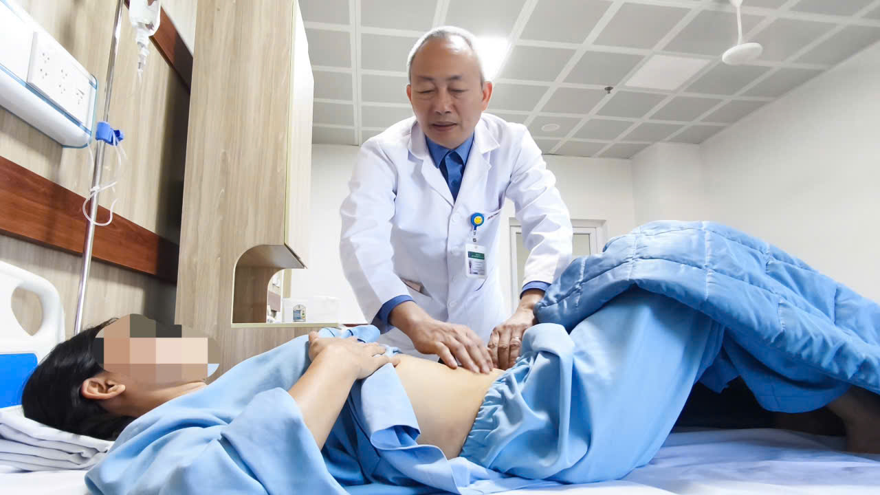 Cứ nghĩ bị trĩ, người phụ nữ bất ngờ phát hiện khối polyp lớn trong trực tràng- Ảnh 3.