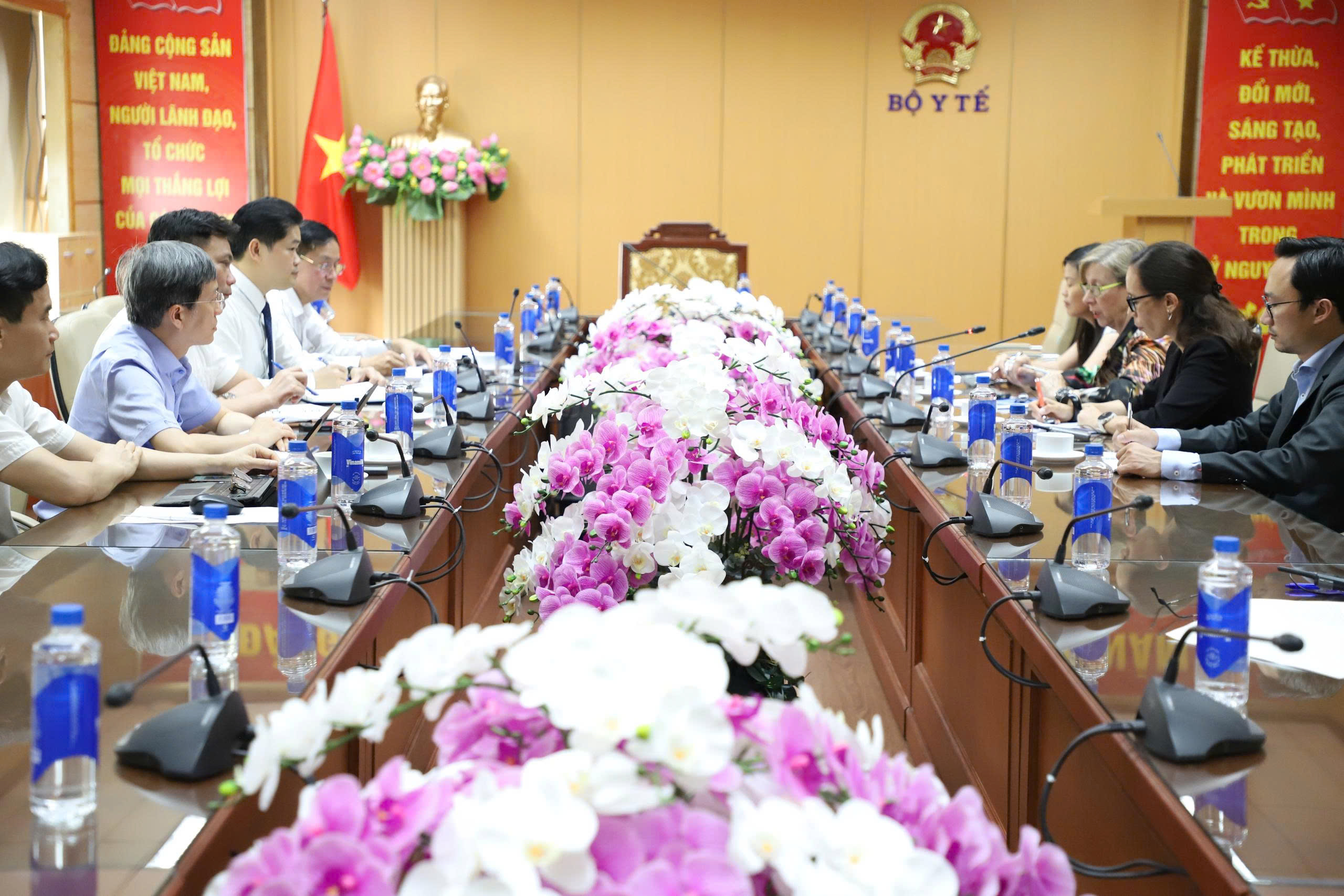 Thứ trưởng Thường trực Vũ Mạnh Hà tiếp, làm việc với Liên minh đổi mới phòng chống dịch bệnh- Ảnh 6.