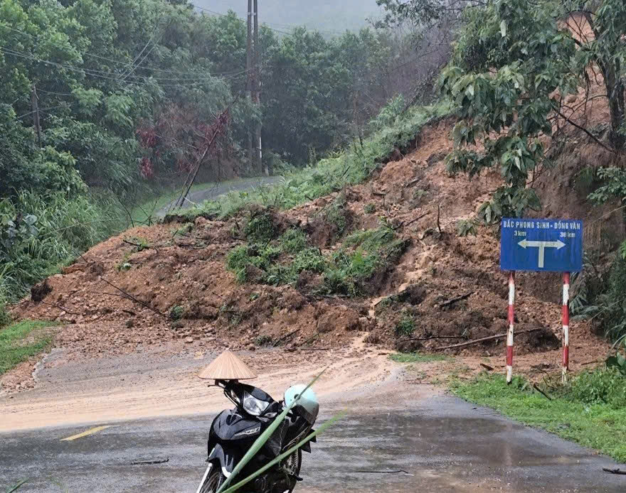 Mưa lớn ở Quảng Ninh gây ngập lụt, sạt lở nhiều nơi- Ảnh 5.
