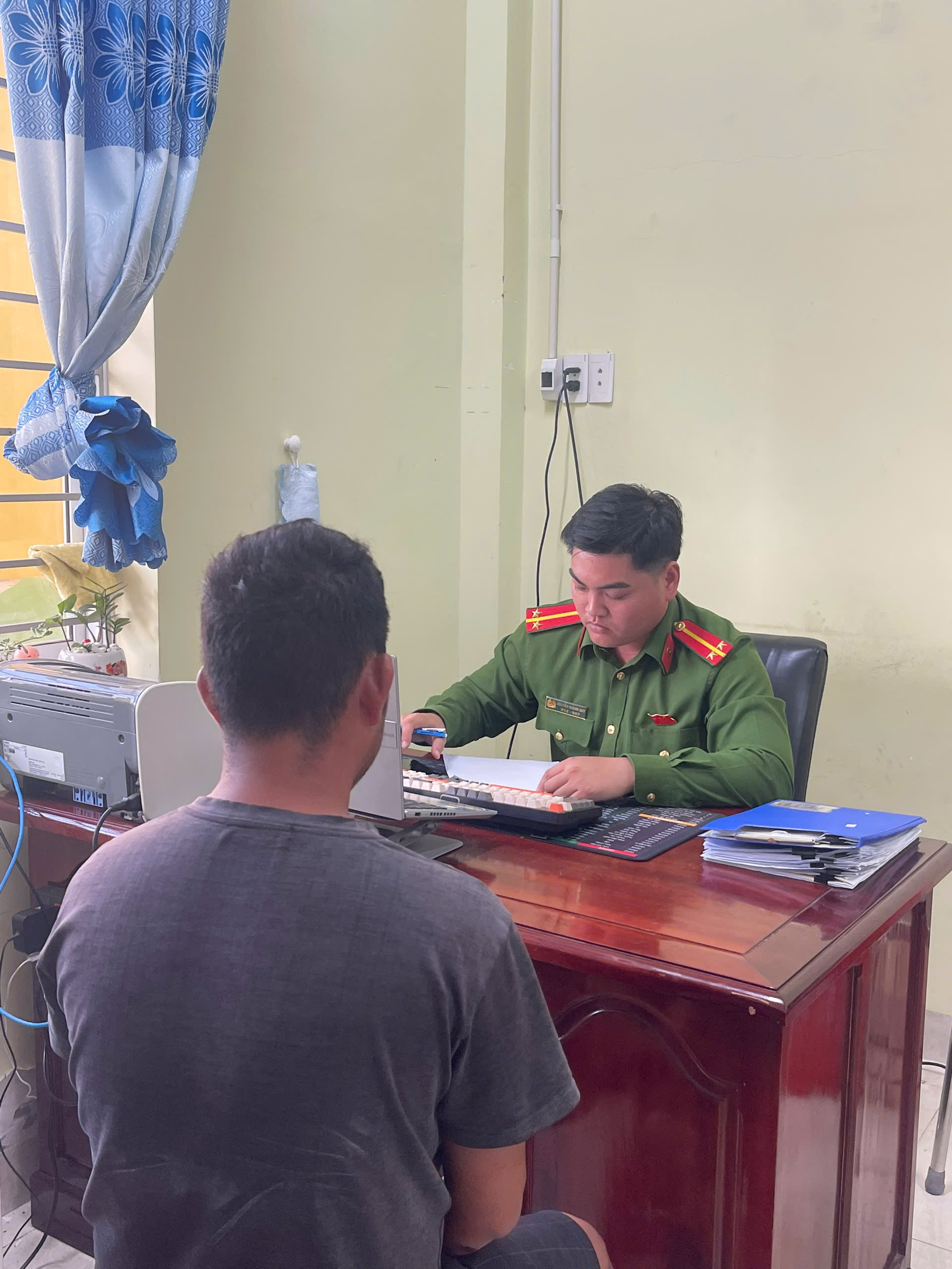 Truy xét nhanh thanh niên đi xe máy áp sát, dùng tay sàm sỡ phụ nữ rồi tăng ga bỏ chạy- Ảnh 1.