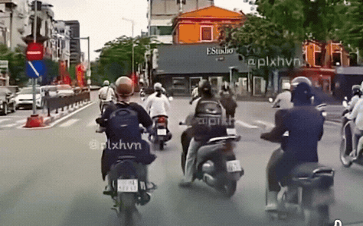 Cô gái phóng xe tạt đầu khiến loạt xe máy ngã liên hoàn giữa ngã tư  - Ảnh 2.
