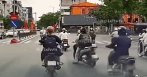 Cô gái phóng xe tạt đầu khiến loạt xe máy ngã liên hoàn giữa ngã tư