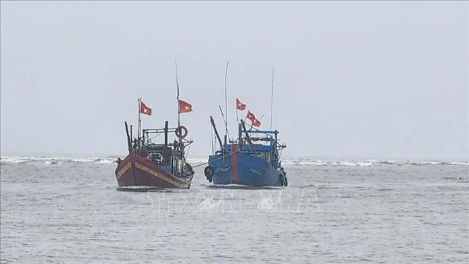 Cứu hộ, trục vớt 2 tàu cá Thanh Hóa bị chìm do gió mạnh và sóng lớn- Ảnh 2.