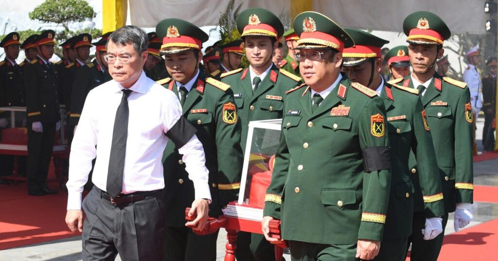 Thủ tướng Lê Minh Hưng dự lễ an táng 28 hài cốt liệt sĩ quân tình nguyện tại Quảng Trị