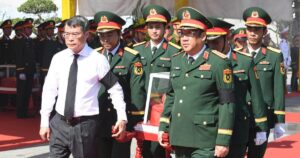 Thủ tướng Lê Minh Hưng dự lễ an táng 28 hài cốt liệt sĩ quân tình nguyện tại Quảng Trị