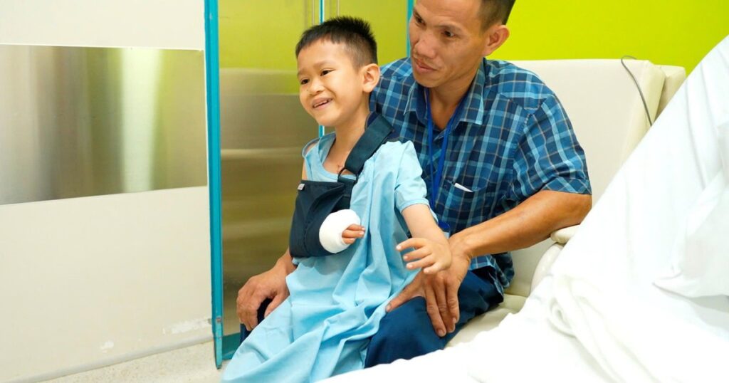 Cậu bé hát dân ca trong phòng mổ và hành trình hơn 10 năm đi tìm đôi tay lành lặn