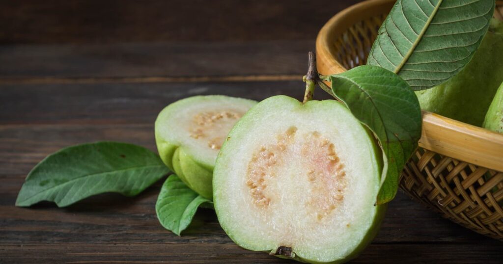 Ăn ổi giảm cân: Nên ăn cả vỏ hay bỏ ruột để ‘đốt mỡ’ bụng nhanh nhất?