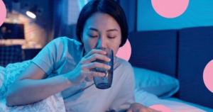 Uống nước trước khi ngủ: Lợi ích và tác hại cần biết
