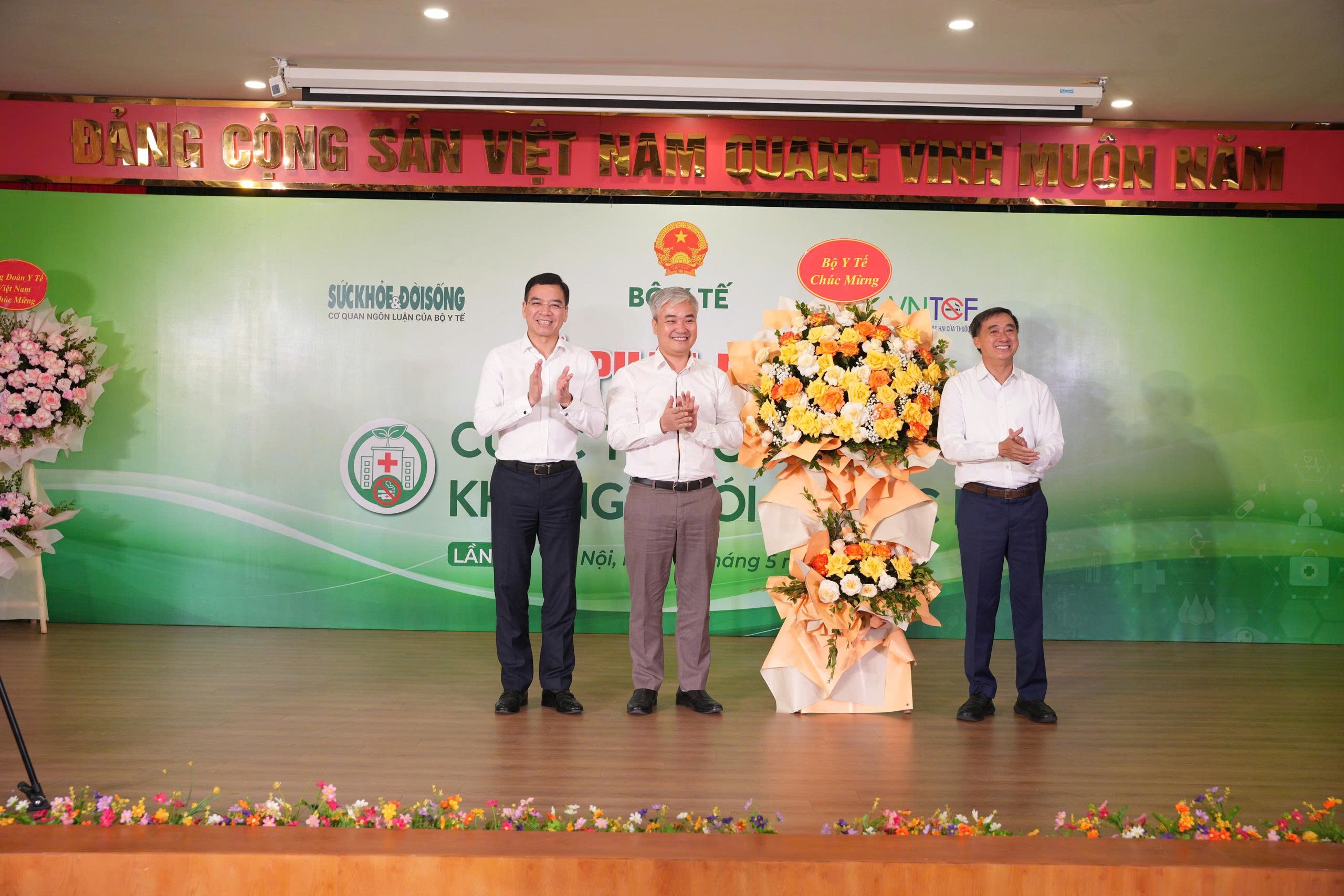 thuoc-la-skds-1779172797725221688442-1 Cuộc thi “Cơ sở y tế không khói thuốc lá” lần II hướng tới môi trường bệnh viện văn minh, chất lượng và an toàn- Ảnh 9.