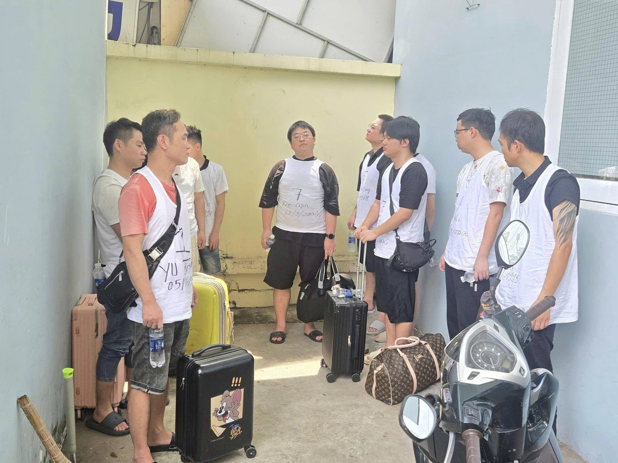 TPHCM liên tiếp phát hiện nhóm người nước ngoài nghi lừa đảo công nghệ cao- Ảnh 1.