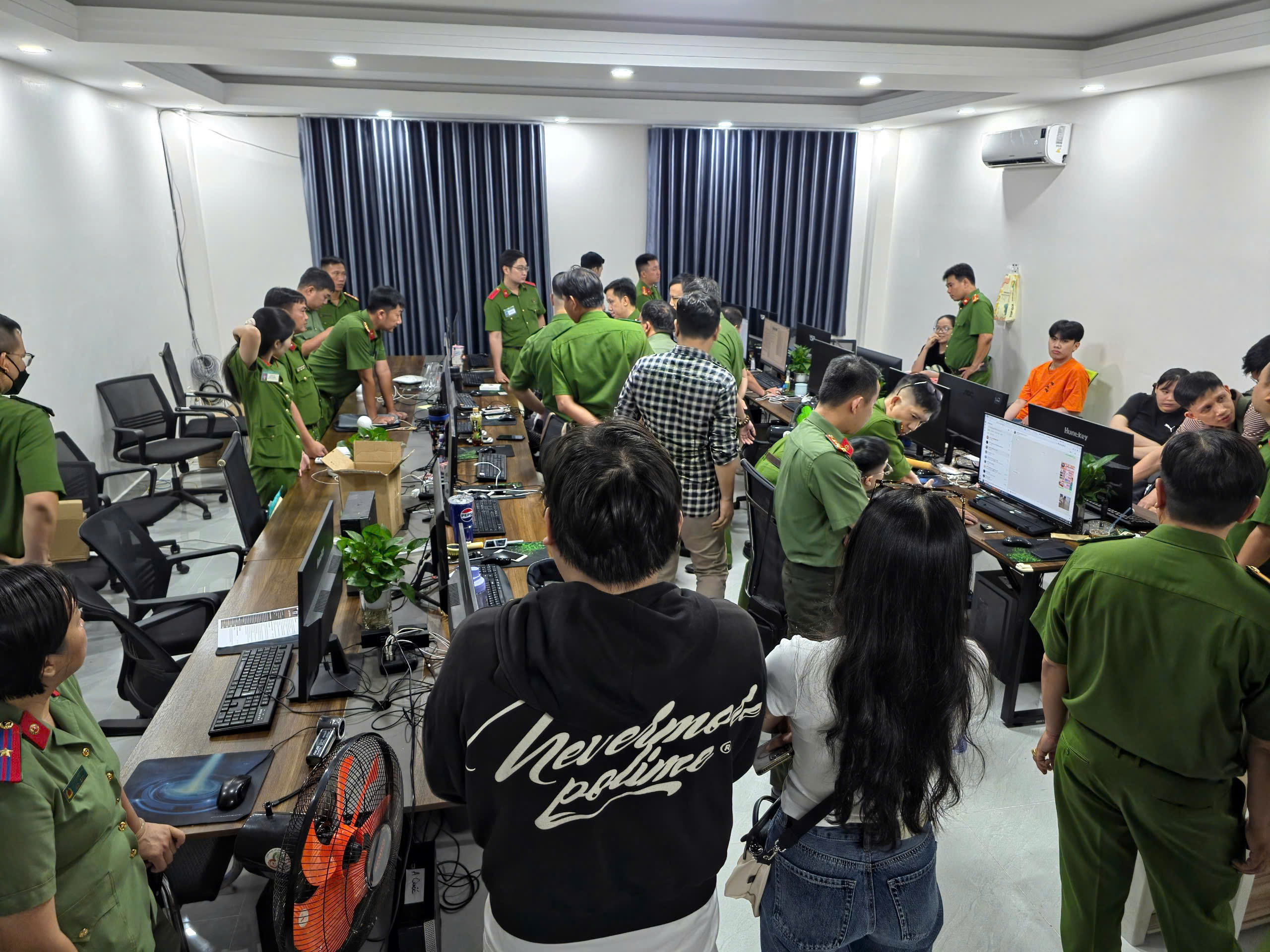 TPHCM liên tiếp phát hiện nhóm người nước ngoài nghi lừa đảo công nghệ cao- Ảnh 4.