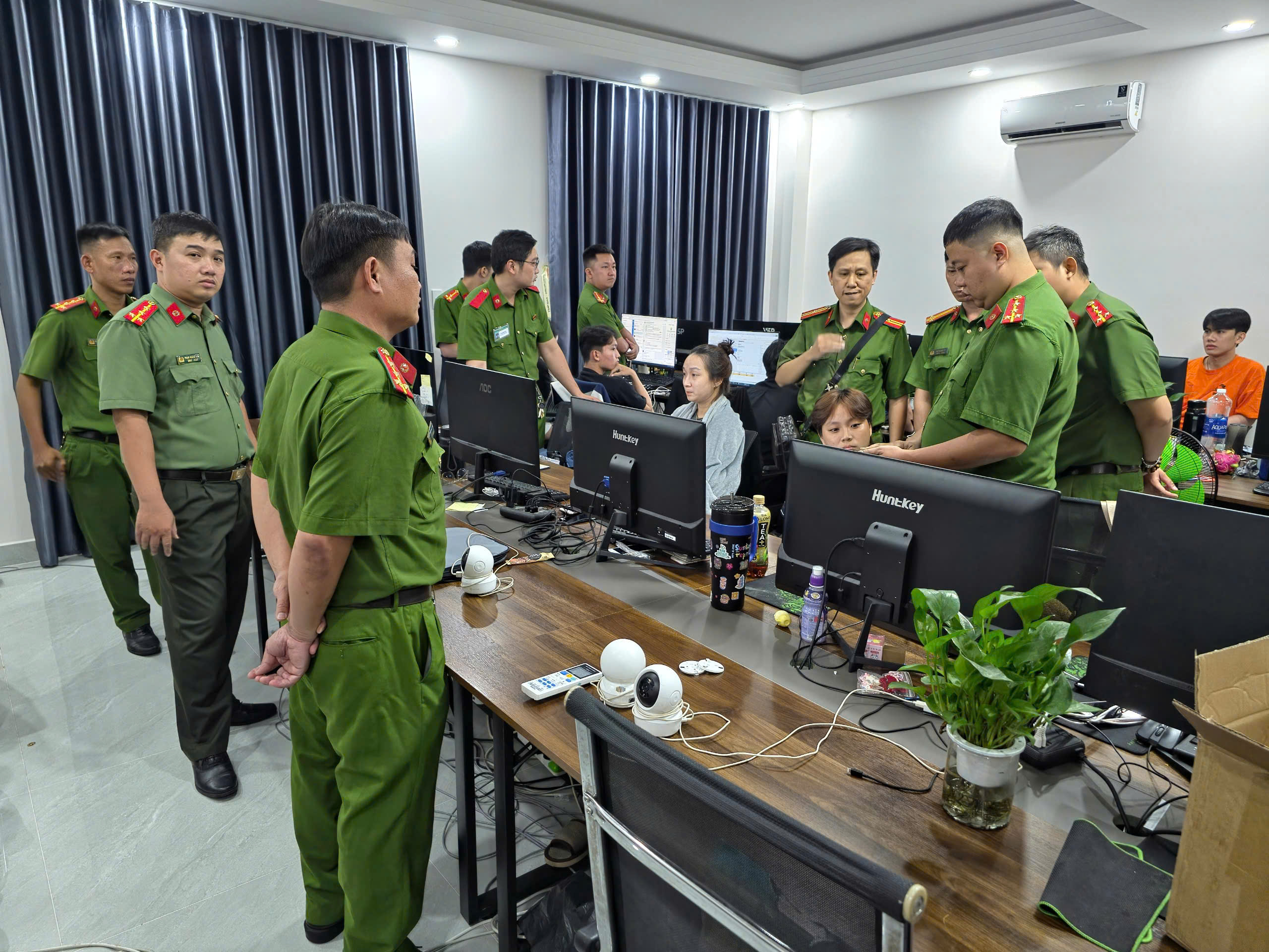 TPHCM liên tiếp phát hiện nhóm người nước ngoài nghi lừa đảo công nghệ cao- Ảnh 5.