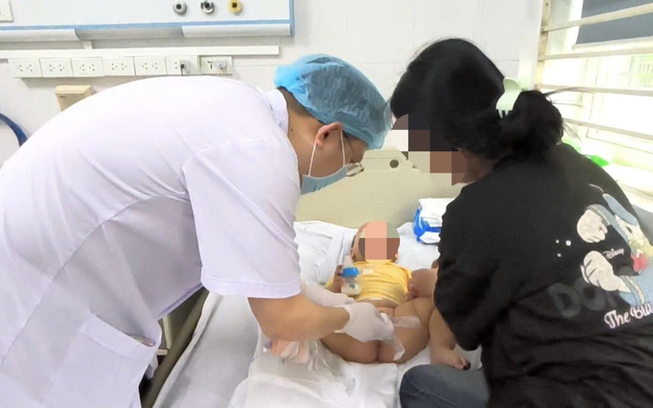 Vi phẫu cứu ngón tay đứt lìa cho nữ công nhân phụ hồ bị máy trộn bê tông cuốn nát bàn tay- Ảnh 4.