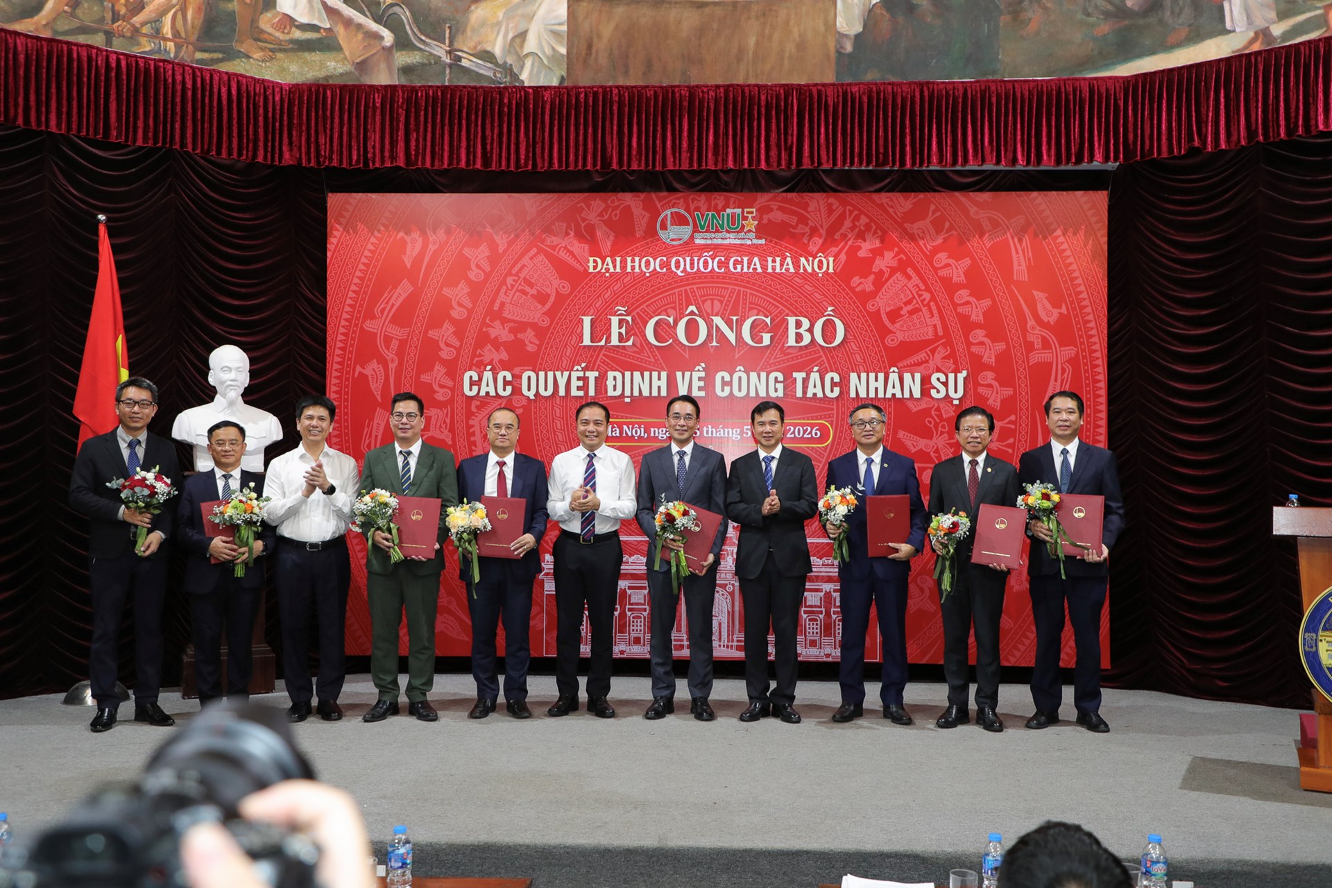 vnu-cong-bo-cong-tac-can-bo-8-1779700863661428184006 Đại học Quốc gia Hà Nội bổ nhiệm, kiện toàn lãnh đạo nhiều trường thành viên- Ảnh 1.