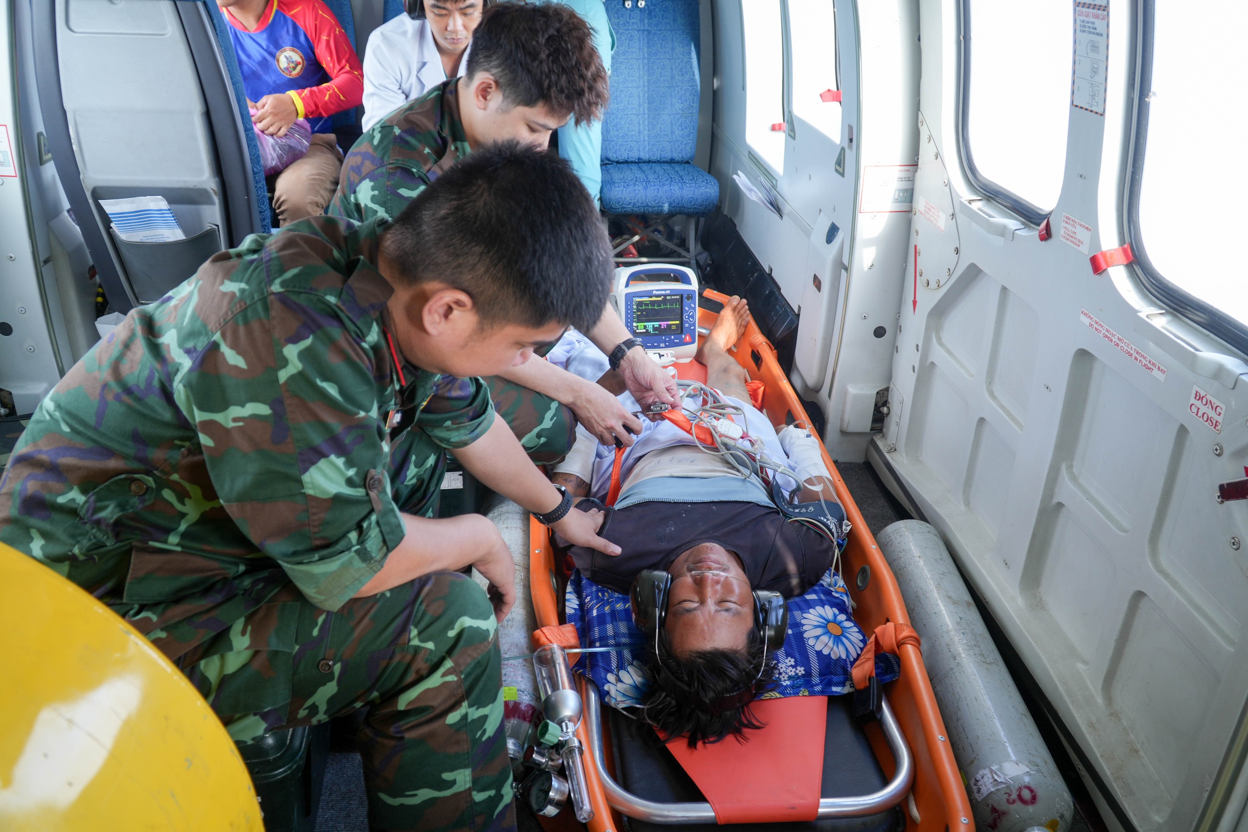 Cấp cứu đường không xuyên đêm cứu 2 bệnh nhân nguy kịch từ Trường Sa về đất liền điều trị- Ảnh 3.
