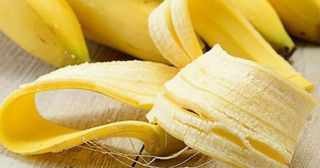 5 cách đơn giản dùng vỏ chuối dưỡng ẩm tóc khô xơ tại nhà