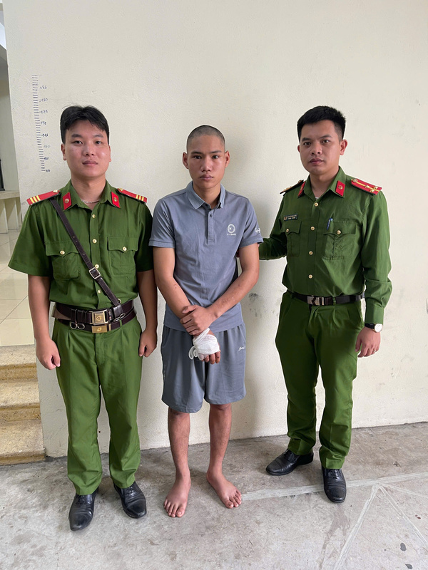 z7812801262815346be8e101e6ed397549ce22f5a54412-1778485371969936361007 Thanh niên say rượu, cầm dao dọa chém người đi đường- Ảnh 1.