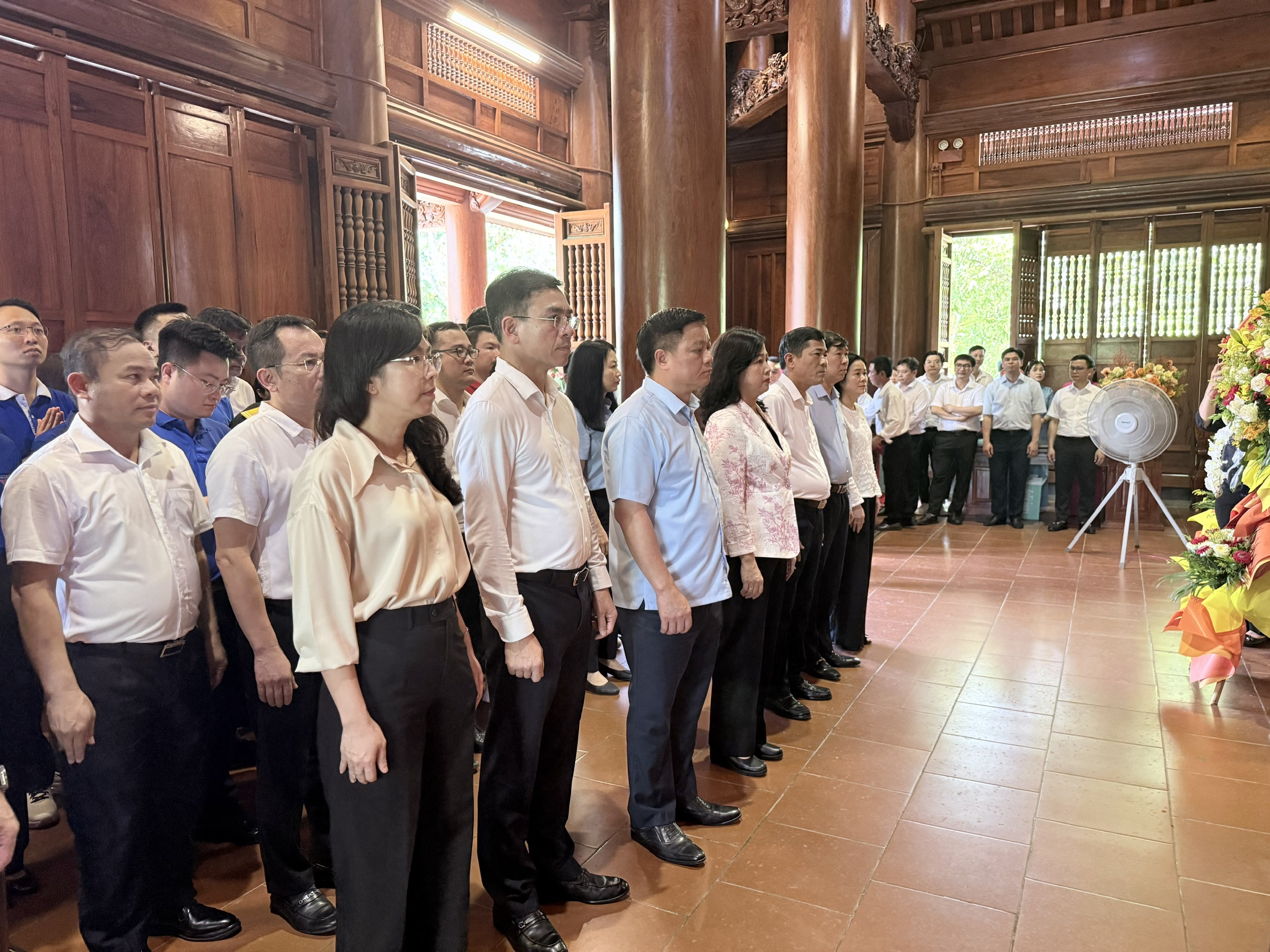 Bộ trưởng Bộ Y tế Đào Hồng Lan dâng hương tưởng niệm Chủ tịch Hồ Chí Minh- Ảnh 5.
