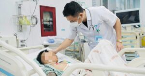 Bị bóng sút vào bụng, bé trai vỡ lách độ IV, sốc mất máu