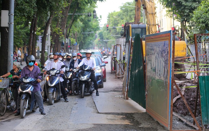 Cô gái phóng xe tạt đầu khiến loạt xe máy ngã liên hoàn giữa ngã tư  - Ảnh 1.