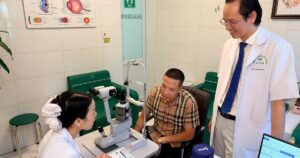 Gần 100 nhà báo, phóng viên được khám, chăm sóc mắt miễn phí