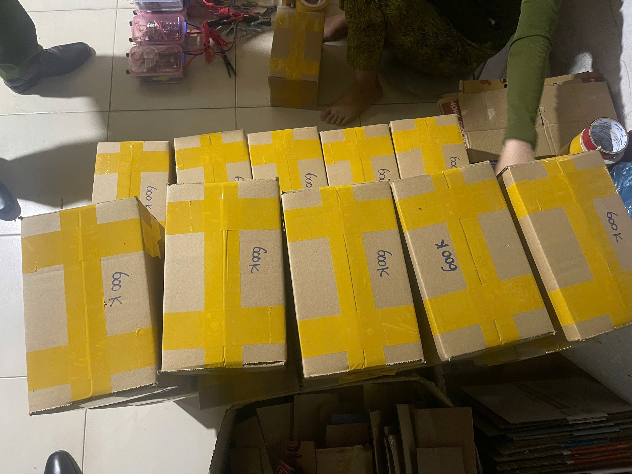 Phát hiện cơ sở livestream bán công cụ kích điện đánh bắt thủy sản, thu giữ hơn 210 bộ kích điện- Ảnh 2.