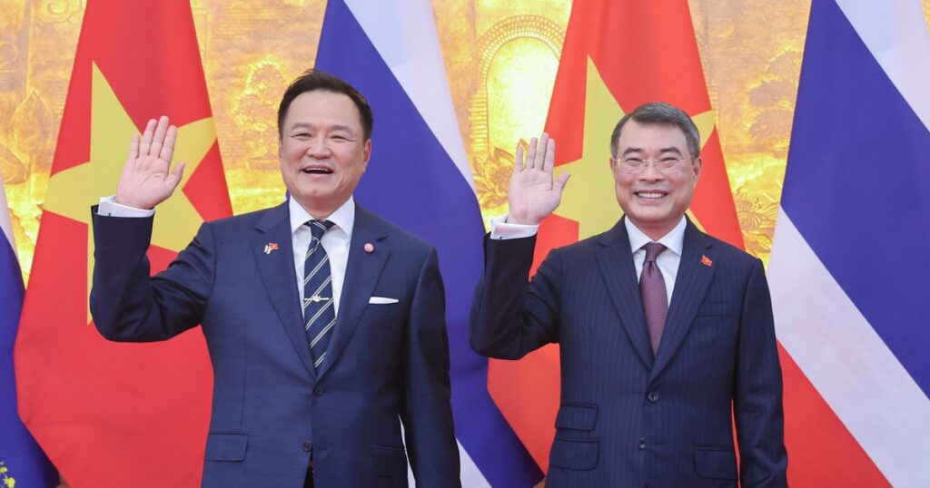 Thủ tướng Lê Minh Hưng chủ trì lễ đón Thủ tướng Thái Lan