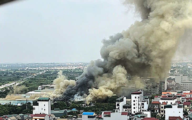 Cháy siêu thị trên đường Lạc Long Quân, nhiều người được giải cứu- Ảnh 1.