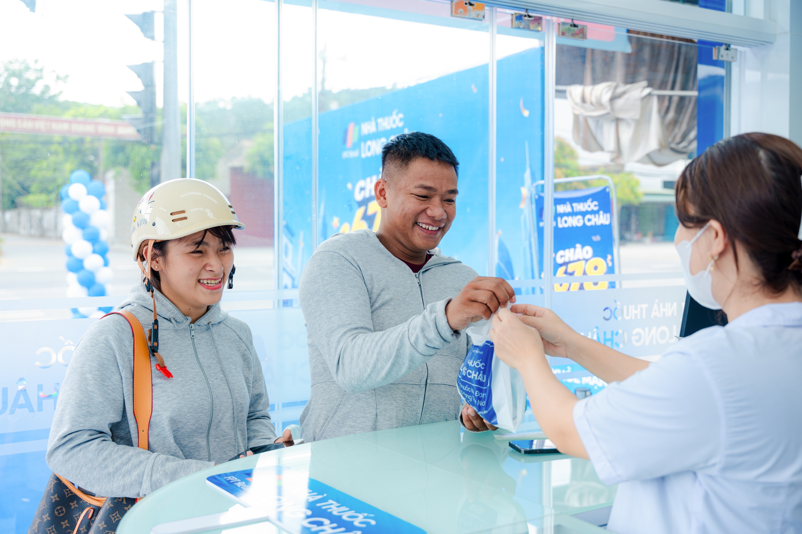 2.678 nhà thuốc trên toàn quốc - Dấu ấn gần một thập kỷ Long Châu vươn mình vì một Việt Nam khỏe mạnh- Ảnh 3.