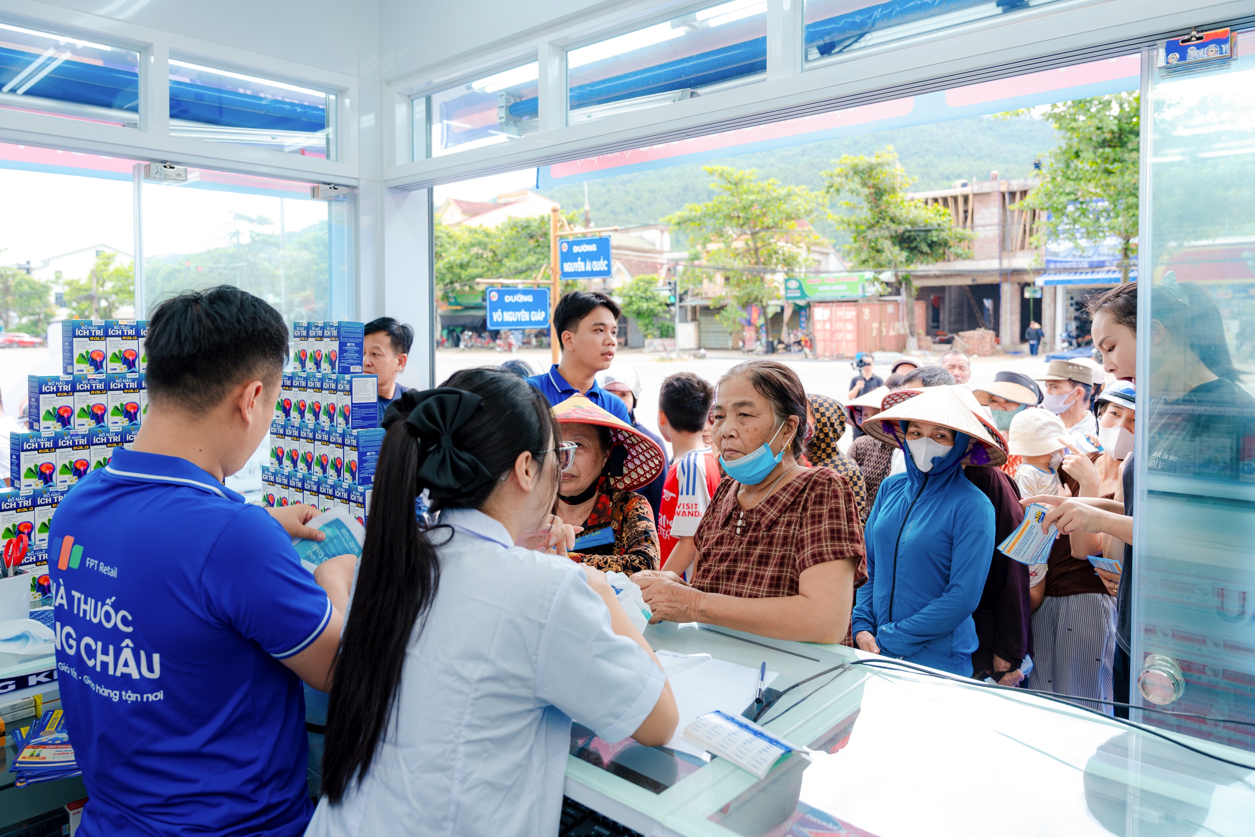 2.678 nhà thuốc trên toàn quốc - Dấu ấn gần một thập kỷ Long Châu vươn mình vì một Việt Nam khỏe mạnh- Ảnh 4.