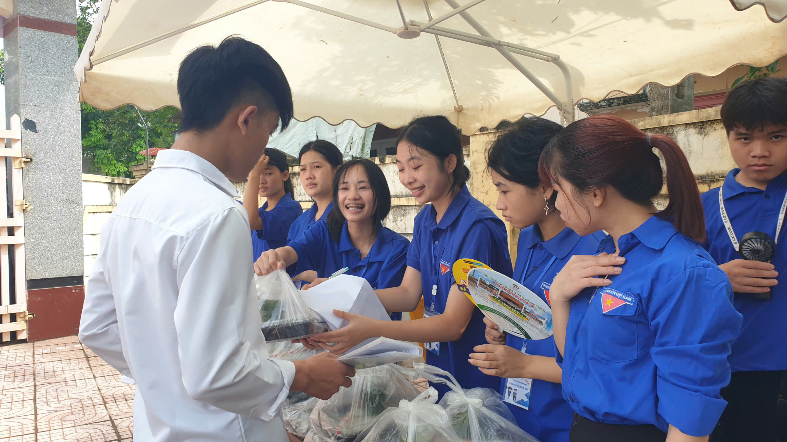 Ấm lòng những suất cơm tiếp sức sĩ tử vượt vũ môn- Ảnh 9.