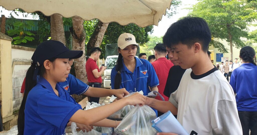 Ấm lòng những suất cơm tiếp sức sĩ tử vượt vũ môn