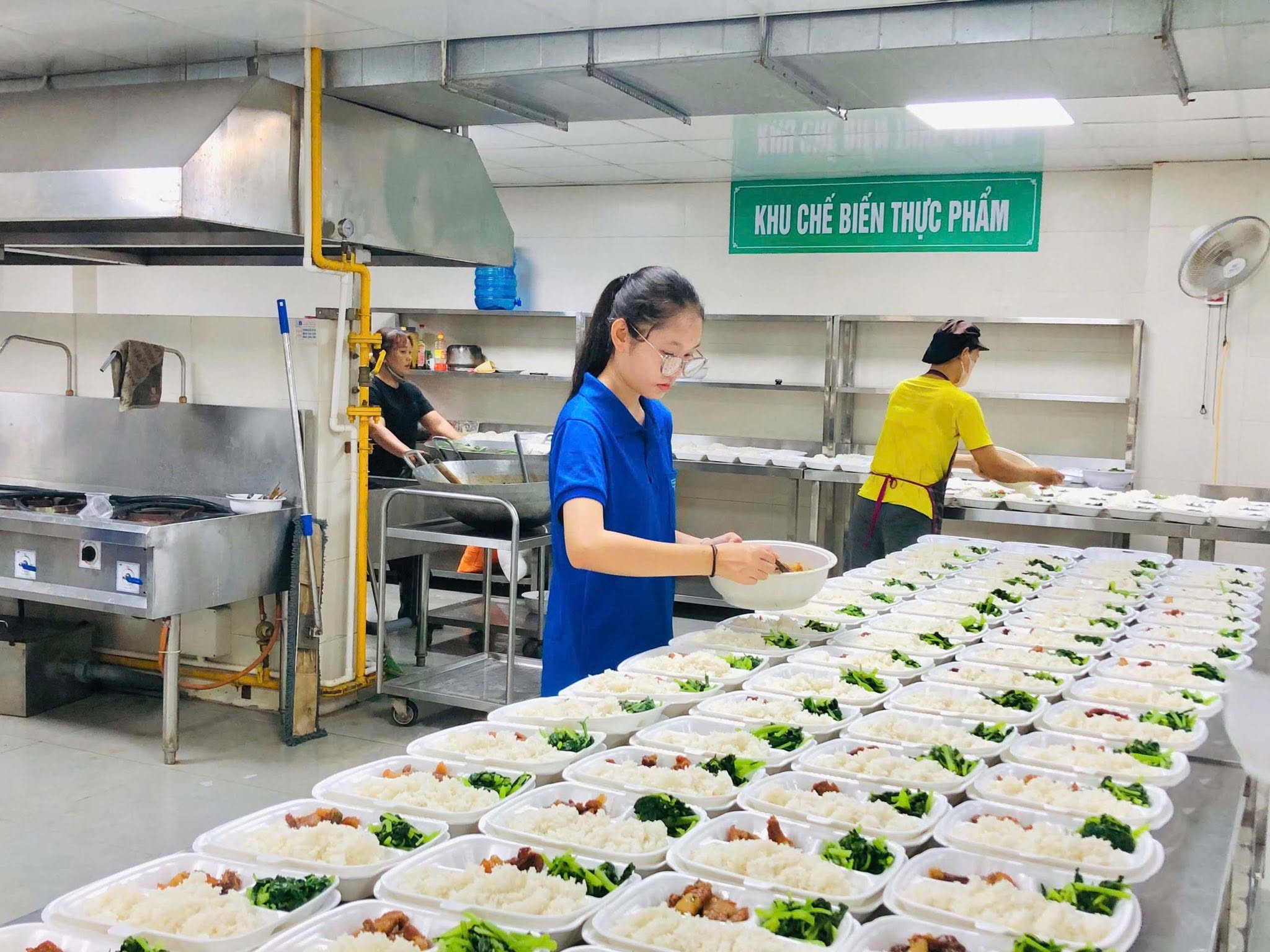 Ấm lòng những suất cơm tiếp sức sĩ tử vượt vũ môn- Ảnh 6.