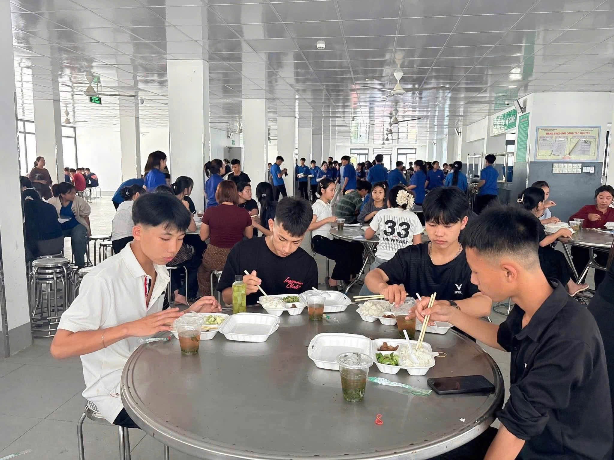 Ấm lòng những suất cơm tiếp sức sĩ tử vượt vũ môn- Ảnh 5.