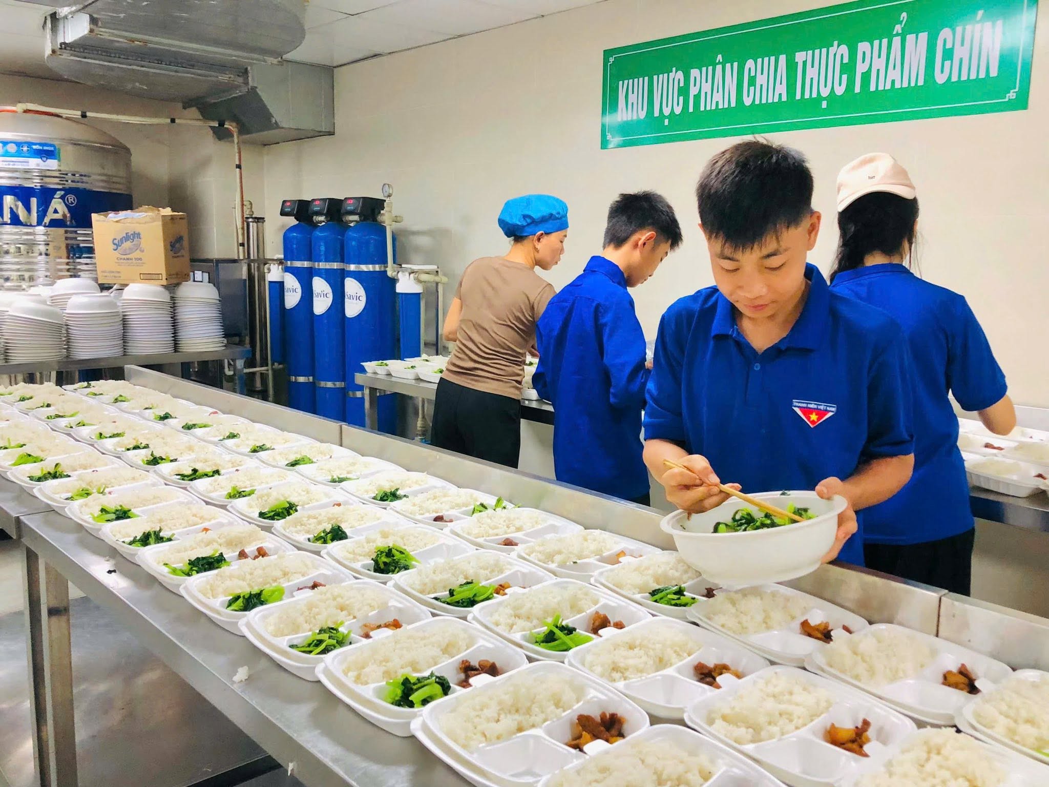 Ấm lòng những suất cơm tiếp sức sĩ tử vượt vũ môn- Ảnh 7.