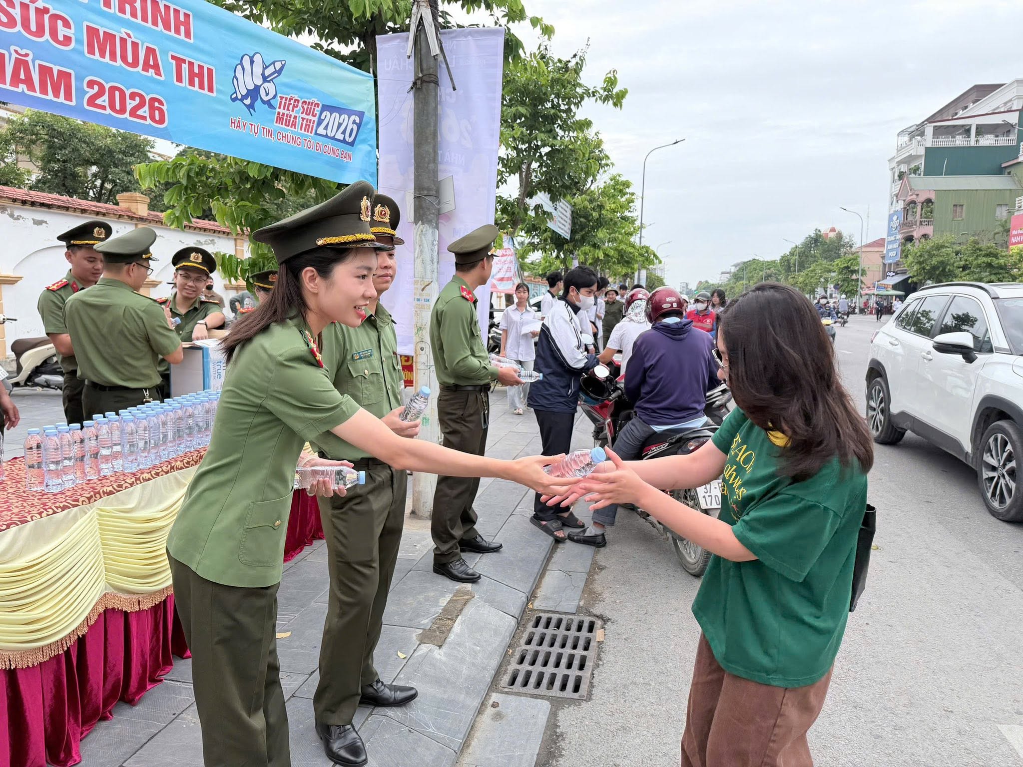 Ấm lòng những suất cơm tiếp sức sĩ tử vượt vũ môn- Ảnh 10.