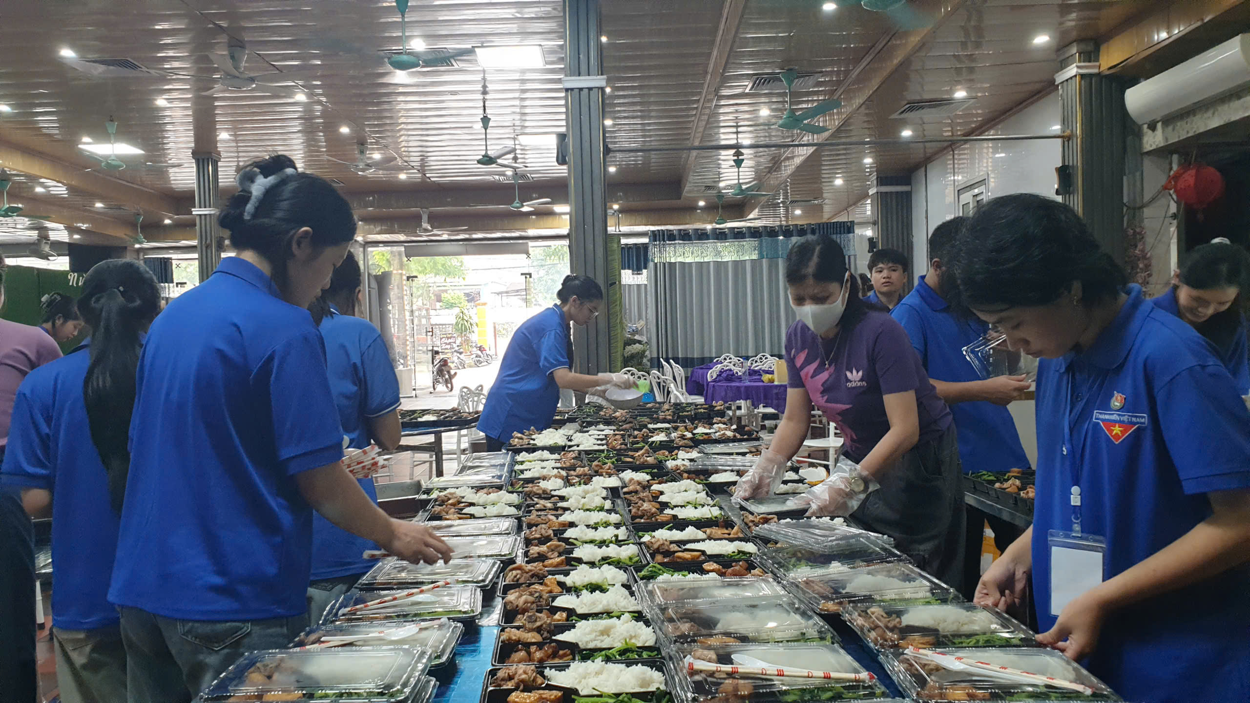 Ấm lòng những suất cơm tiếp sức sĩ tử vượt vũ môn- Ảnh 2.