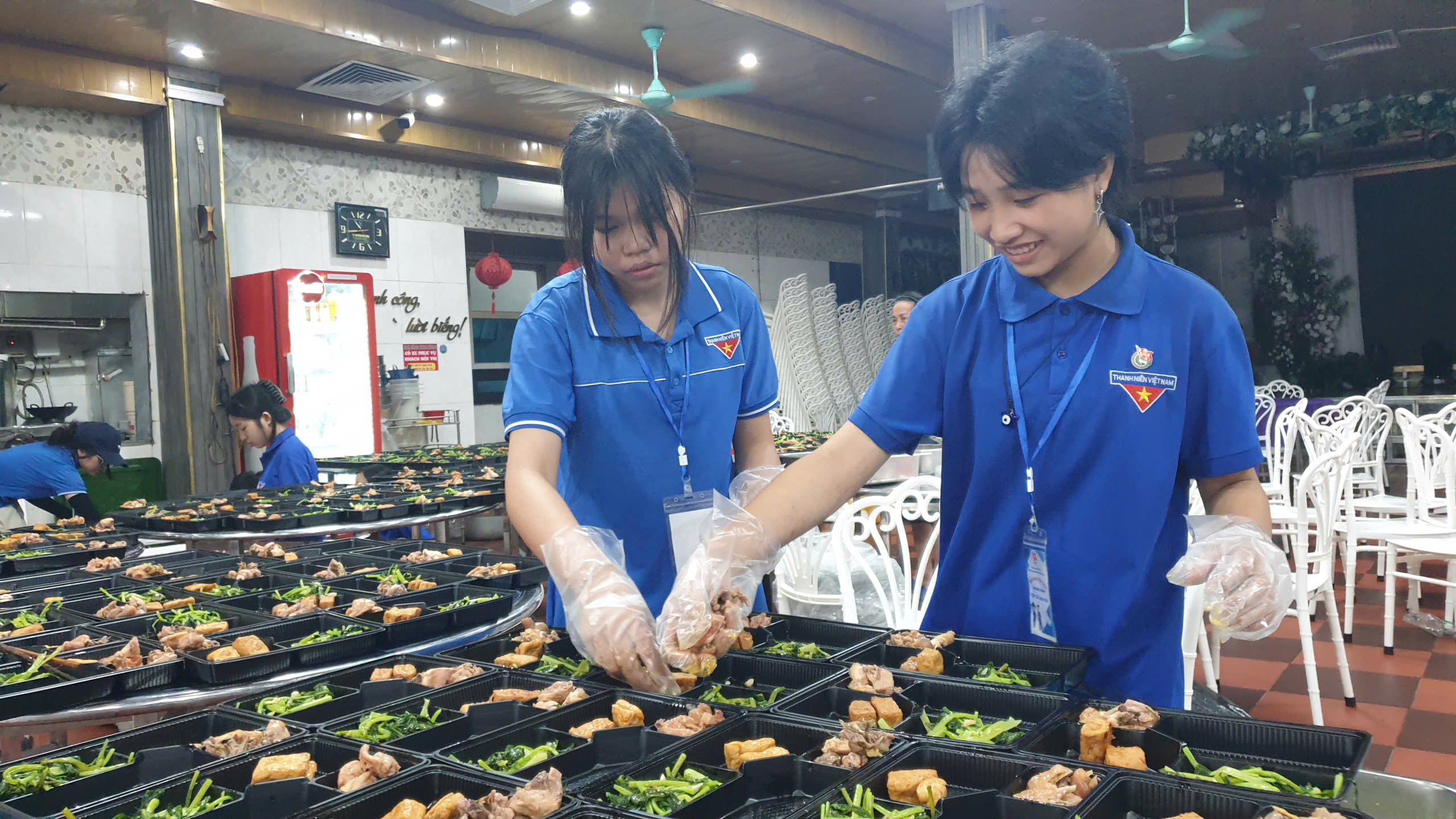 Ấm lòng những suất cơm tiếp sức sĩ tử vượt vũ môn- Ảnh 4.