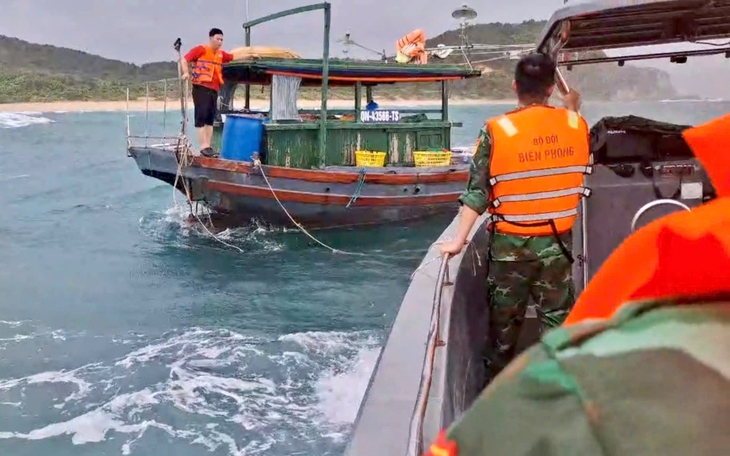 Biên phòng Quảng Ninh cứu 9 ngư dân gặp nạn trên biển- Ảnh 3.