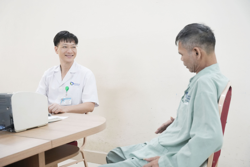 bs-nguyen-van-dung-truong-khoa-ung-buou-1-benh-vien-bai-chay-tu-van-cho-benh-nhan-sau-phau-thuat-17810661487461691782902 Cắt khối ung thư xâm lấn rộng, bảo tồn chức năng tiết niệu cho người bệnh- Ảnh 2.