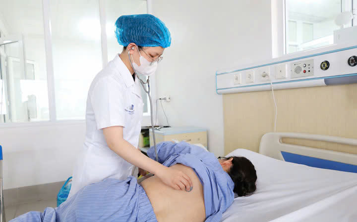 Nhịn ăn, uống nước kiềm để chữa ung thư, người bệnh nhập viện nguy kịch- Ảnh 1.