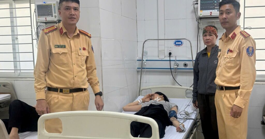 Dùng xuồng cao tốc đưa nữ thuyền viên nghi tai biến đi cấp cứu