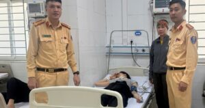 Dùng xuồng cao tốc đưa nữ thuyền viên nghi tai biến đi cấp cứu