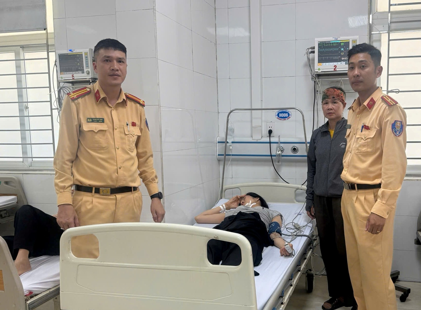 Dùng xuồng cao tốc đưa nữ thuyền viên nghi tai biến đi cấp cứu- Ảnh 2.