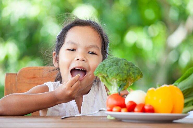 cute-asian-child-girl-eating-broccoli-learning-about-vegetables-with-happiness7186-1883-1781165063540555120692 - Ảnh 2.